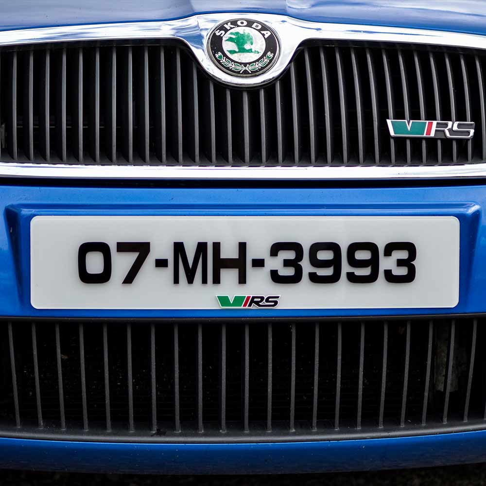 3D/4D Irish Number Plate - Plain White - Metro Font + Skoda VRS Logo 2